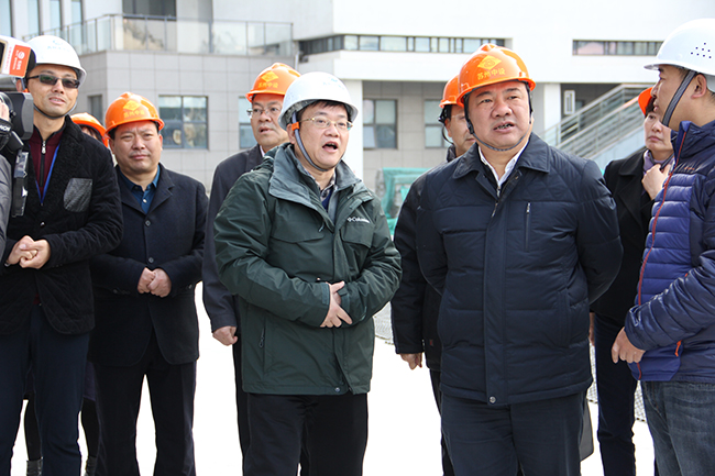 市政府王鴻聲副市長(zhǎng)帶隊(duì)視察我公司承建的“蘇州市南環(huán)中學(xué)校改擴(kuò)建項(xiàng)目”工程